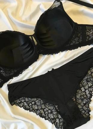 Комплект женского нижнего белья. комплект женского нижнего белья.