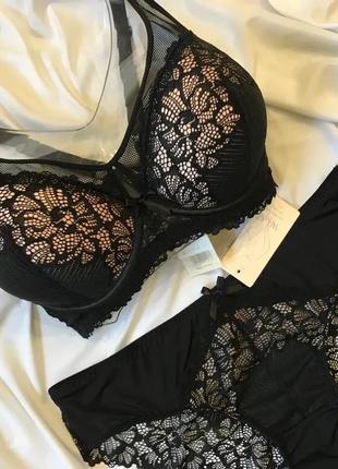 Комплект женского нижнего белья. комплект женского нижнего белья.