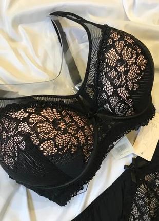 Комплект женского нижнего белья. комплект женского нижнего белья.