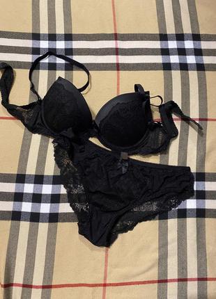 Продаю красивый комплект белья черный кружево