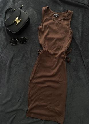 Платье с вырезами на талии