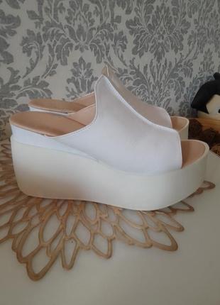 Шлепанцы женские белые.
