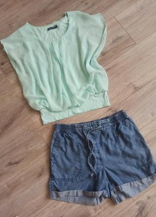 Топ и легкие джинсовые шорты