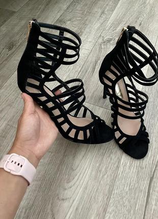 Шикарні босоніжки