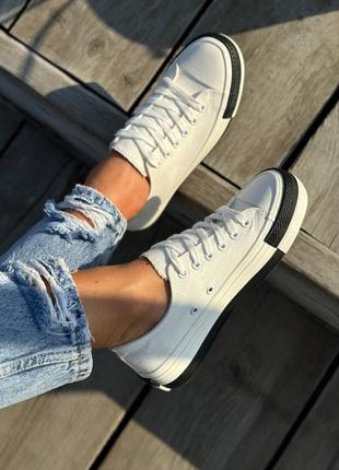 Женские стильные молочные текстильные кеды на черно-белой резиновой подошве в спортивном стиле