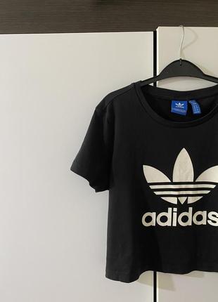 Коротка футболка adidas, чорна футболка, топ футболка