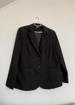 Жакет в спортивному стилі, незвичного крою