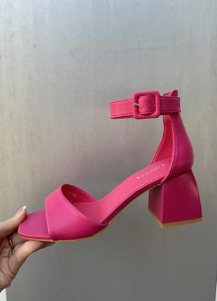 Стильні жіночі босоніжки каблук