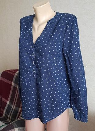 Рубашка женская, джинсовая.