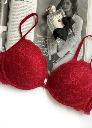 Изысканный красный бюстгальтер intimissimi