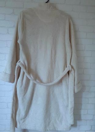 Халатик из пушистой толстой ,качественной ткани  wellsoft с эмблемной вишивкой на груди
молочного цвета4 фото