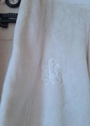 Халатик из пушистой толстой ,качественной ткани  wellsoft с эмблемной вишивкой на груди
молочного цвета7 фото