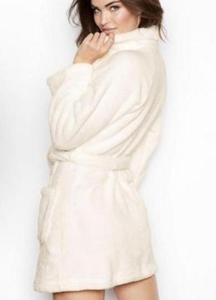 Халатик из пушистой толстой ,качественной ткани  wellsoft с эмблемной вишивкой на груди
молочного цвета2 фото