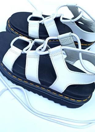 Білі босоніжки dr. martens