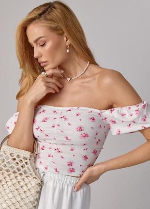 Короткая блуза-топ в цветочек - белый с розовым цвет, m (есть размеры)2 фото