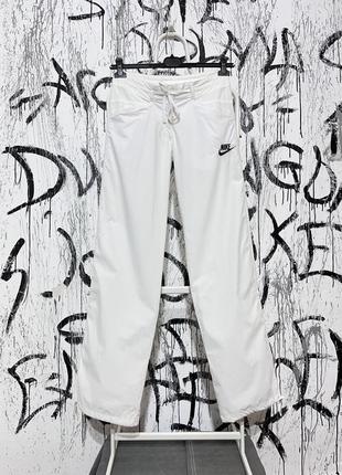 Жіночі спортивні штани брюки nike, оригінал, вінтаж, на затяжках, кархарт, з кармани, повсякденні, карго, зручні, легкі, білі1 фото