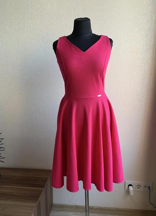 Платье фуксия с открытыми плечами приталено numoco