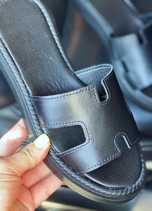 Чорні шльопанці шкіра