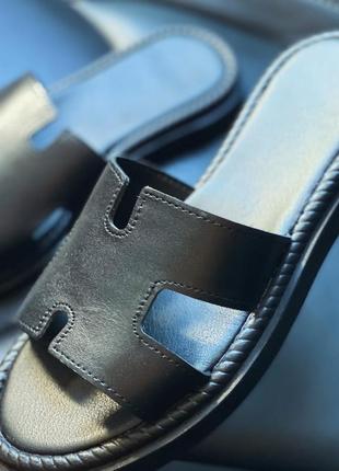 Чорні шльопанці шкіра