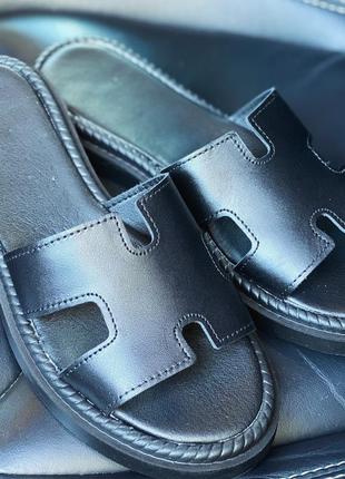 Чорні шльопанці шкіра