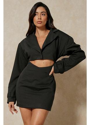 Чорна сукня-піджак з вирізом на талії