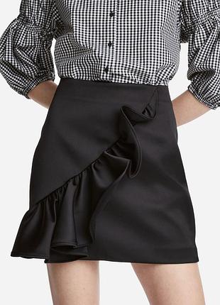 Коротка атласна спідниця з воланом чорна h&m