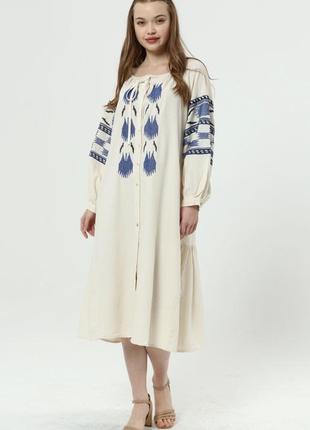 Котонова вишита сукня бежевого кольору з синім орнаментом3 фото