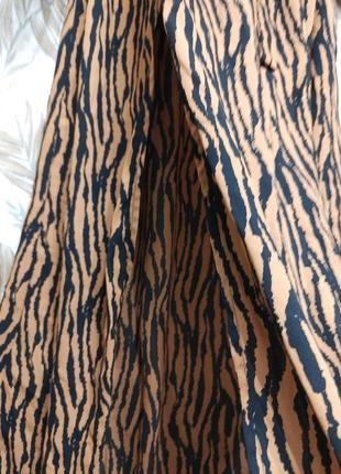 Длинное платье с леопардовым принтом и разрезом платья в пол5 фото