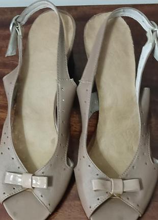 Босоніжки шкіряні