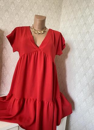 Красивое красное платье свободного кроя короткое ярусное платье
