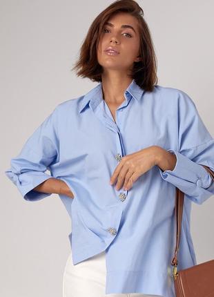 Женская рубашка oversize украшена пуговицами со стразами