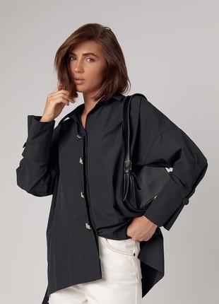 Женская рубашка oversize украшена пуговицами со стразами