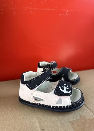 Босоножки -пинетки мальчикам 18 размер