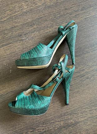Смарагдові туфлі