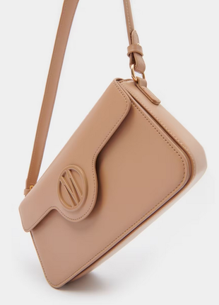 Бежева жіноча сумка багет із довгим ремінцем через плече базова