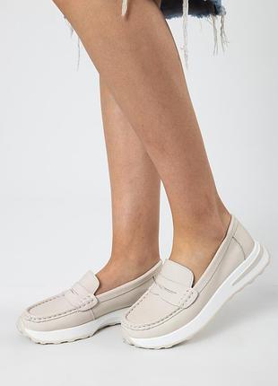 Туфли из натуральной мягкой кожи бежевые на низком ходу и удобной белой плоской подошве 2433т-а