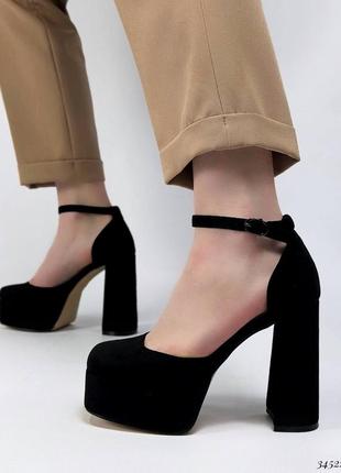 Туфлі на високих підборах