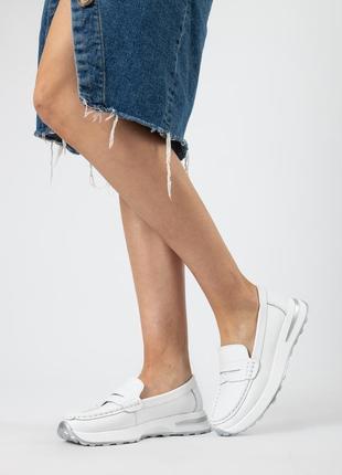 Туфлі з натуральної м'якої шкіри білі на низькому ході та зручній рівній підошві на платформі 2433т