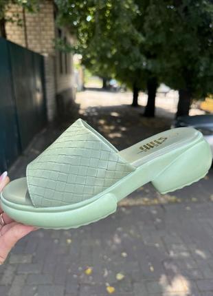 Стильні жіночі шльопанці на платформі мятні