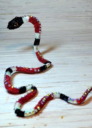 Змея аспид, символ 2025 года, из блестящих ниток, с камнями сваровски