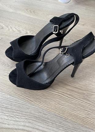 Босоножки на шпильках