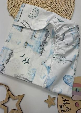 Бавовняне простирадло в дитяче ліжечко.