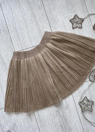 Плиссированная юбка бежевого цвета для девочки 4 года