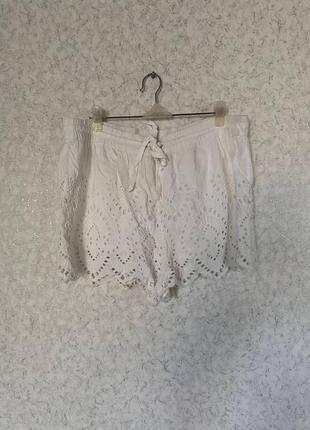 Жіночі білі шорти