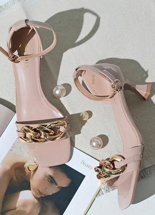 Бомбезні стильні жіночі босоніжки