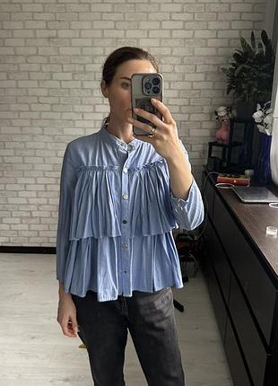 Голубая рубашка с рюшами