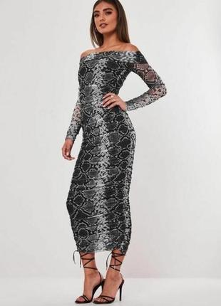 Макси платье со сборкой в змеиный принт missguided