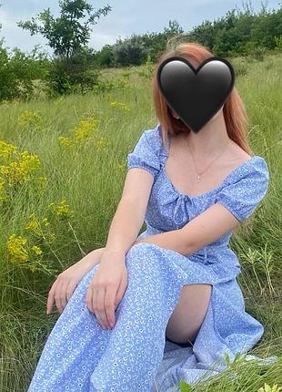 Довга сукня з розрізом