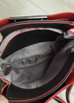 Жіноча стильна та якісна сумка зі штучної шкіри чорна з червоним8 фото