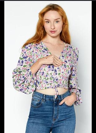 Стильний вкорочений кроп топ в квіти pull&bear